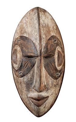 Ibo (oder Igbo), Nigeria: Eine lang-ovale Gesichts-Maske der Ibo, die ein ‘schönes Mädchen’ darstellt, das aus dem Jenseits kommt und die lebenden Menschen besucht. - Tribal Art