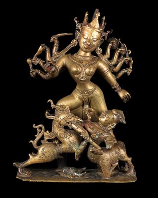 Indien: Die Hindu-Göttin ‘Durga’ im Kampf gegen Dämonen. Eine Gruppe aus drei Figuren, aus Messing gegossen. - Tribal Art