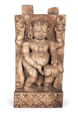 Indien: Eine alte, vierarmige Relief-Figur aus Holz, die den Gott ‘Bhairava’ darstellt, eine ‘zornige’ Form des Hindu-Gottes ‘Shiva’. Ein Dekor-Teil eines indischen Shiva-Tempels oder eines Kultwagens. - Tribal Art