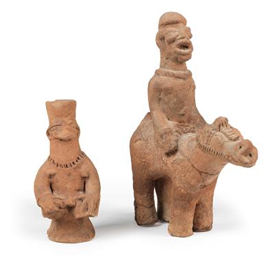 Konvolut (2 Stücke): Afrikanische Archäologie, Ghana: Zwei Komaland-Figuren aus rötlicher Terrakotta. Ein Reiter mit Pferd und eine Einzel-Figur. 15. bis 19. Jh.. - Tribal Art