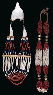 Konvolut (2 Stücke), Indien, Stämme: Naga und Gondh: 2 große Halsketten. Eine von den Naga, mit Schnecken-Anhänger, eine von den Gondh, mit vielen roten und weissen Glasperlen. - Tribal Art