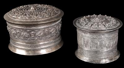 Mixed lot (2 items), Northern Thailand, tribes: Meo or Akha: two extremely beautiful, round silver boxes from the mountain tribes in Northern Thailand. - Mimoevropské a domorodé umění