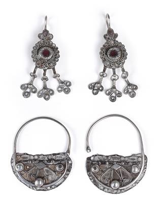 Mixed lot (4 items), Tunisia, Central Asia: two very old pairs of different styles of earrings, made of silver. One pair flat in form, from Tunisia and the other pair from Central Asia, decorated with rosettes and underlaid with red glass. - Tribal Art