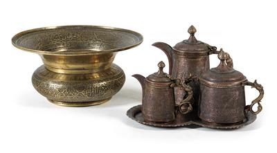 Mixed lot (5 pieces): Persia, Syria or Egypt: a wash basin made of brass and a coffee service set with a tray, made of brass and copper. All 5 objects are richly decorated. - Mimoevropské a domorodé umění