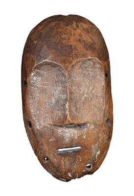 Lega (auch Warega oder Rega), DR Kongo: Eine kleine Ausweis-Maske ‘Lukwakongo’ der Lega. Aber ein seltener Typ: Ohne Augen! - Tribal Art