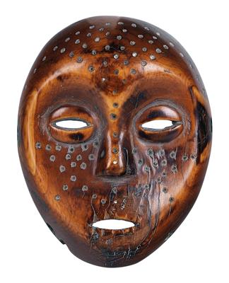 Lega (also Warega or Rega), Dem. Rep. of Congo: a small identity mask of the type ‘Lukwakongo’, made of ivory. - Mimoevropské a domorodé umění