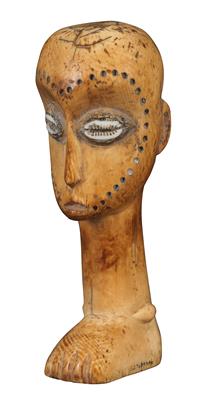 Lega (auch Warega oder Rega), DR Kongo: Eine seltene ‘Kopffüßer-Figur’ aus Elfenbein, mit Kauri-Augen. - Tribal Art