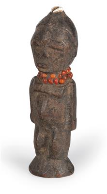 Lobi, Burkina Faso: a small, standing, male figure, called ‘Bateba Puhwe’. Decorated with a cowry shell and red jequirity beans. Old and with good patina. - Mimoevropské a domorodé umění