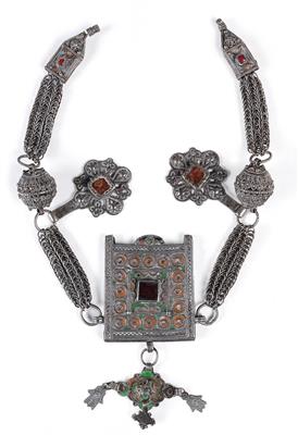 Morocco: a necklace made of silver, with one large and three small pendants, two filigree spheres and two decorated end pieces; with green-yellow enamel decoration; from Tiznit. - Mimoevropské a domorodé umění