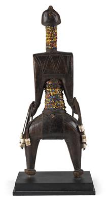 Namji (or Dowayo), Cameroon: a large, so-called ‘Namji doll’, with elaborate ornamentation of glass beads. - Mimoevropské a domorodé umění