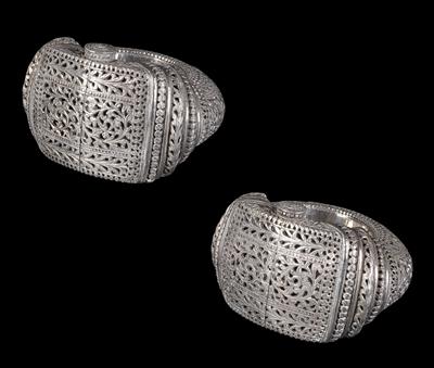 Oman, Zanzibar: an unusual and beautiful pair of silver women’s anklets, also known as ‘Zanzibar anklets’. They have a special quality, in that all their outer surfaces display an openwork decoration. Very rare. - Tribal Art