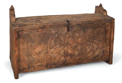 Pathans, North Pakistan, Hindu Kush Mountains, Swat Valley: a lidded coffer made of cedar wood, the front side decorated with flat floral and foliate reliefs. - Mimoevropské a domorodé umění