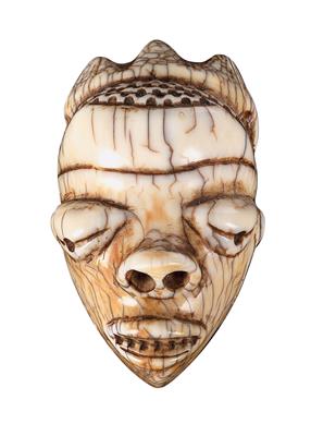 Pende, Dem. Rep. of Congo: a beautiful, old pendant made of ivory, called ‘Ikhoko’. Around 1900. - Tribal Art