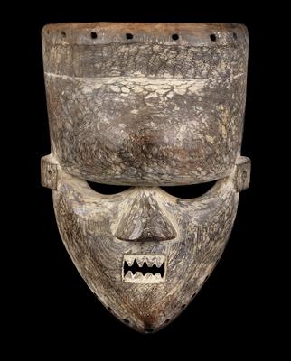 Salampasu (or Basalampasu), Democratic Republic of Congo: a typical mask of the Salampasu, originally dyed white. - Mimoevropské a domorodé umění