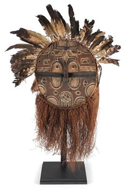 Teke-Tsaye, Dem. Rep. of Congo: a large, round plank mask, called ‘Kidumu mask’. With feathers and raffia decoration. - Tribal Art