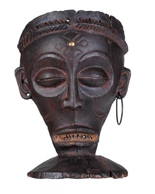 Tschokwe, Angola, DR Kongo, Sambia: Eine sehr alte und seltene Häuptlings- und Ahnen-Maske vom Typ ‘Cihongo’. - Tribal Art