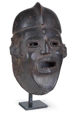 Widekum, Kamerun: Eine seltene, große, schwarze Helm-Maske, mit Leder überzogen. - Tribal Art