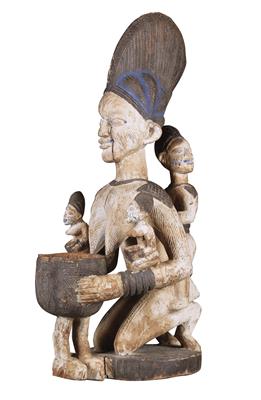 Yoruba, Nigeria: Eine große, kniende ‘Schalen-Trägerin’, genannt ‘Olumeye’, mit drei Kindern, eines auf ihrem Rücken und zwei auf den Armen, weiss, schwarz und blau gefärbt. - Tribal Art