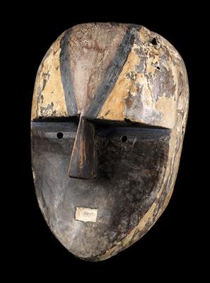 Adouma (oder Duma), Gabun: Eine seltene Maske vom Typ ‘Mvudi’. - Tribal Art