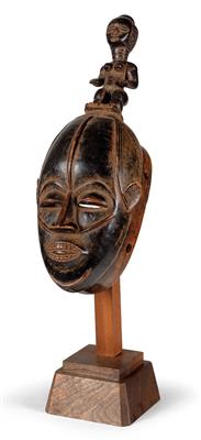 Bété, Ivory Coast: a mask, with a standing female figure on the top of the head. - Mimoevropské a domorodé umění