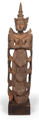 Burma (Myanmar): a very old standing figure of a ‘devi’. 18th / 19th century. - Tribal Art