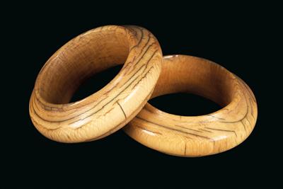 Indonesia, Island of Sumba: a pair (2 pieces) of bangles made of old ivory. - Mimoevropské a domorodé umění