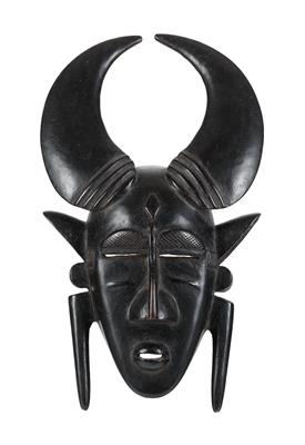 Jimini, Elfenbeinküste: eine typische und seltene Maske der Jimini, mit großen Büffel-Hörnern. - Tribal Art