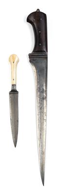 Mixed lot (2 pieces), Afghanistan, Pakistan, India: a so-called ‘Khyber knife’ and a double-edged dagger from India. - Mimoevropské a domorodé umění