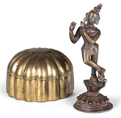 Mixed lot (2 pieces): a bronze figure of the Hindu god Krishna playing the flute, and a lidded box made of brass to store lime for chewing betel. - Mimoevropské a domorodé umění