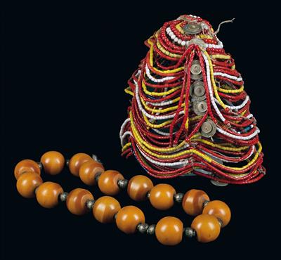 Mixed lot (2 pieces), Morocco, Kenya: a necklace made of amber-coloured material (Morocco) and a bonnet made of colourful glass beads from the Rendille of northern Kenya. - Tribal Art