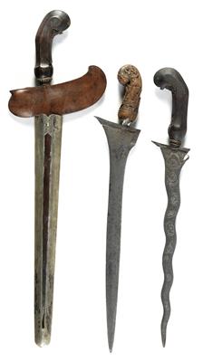 Mixed lot (3 pieces), Java: three Javanese kris daggers with old pamor blades. One kris with a silver sheath. - Mimoevropské a domorodé umění