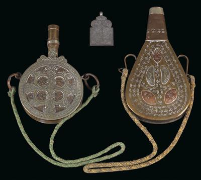 Mixed lot (3 pieces): Morocco: one amulet pendant made of silver and two powder flasks made of metal. - Tribal Art