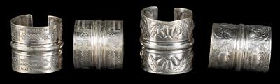 Mixed lot (4 pieces), Tunisia: two pairs (4 pieces) of silver bangles. Both pairs have a middle ridge that bulges outwards, one pair simply engraved, the other repoussé and engraved. - Mimoevropské a domorodé umění