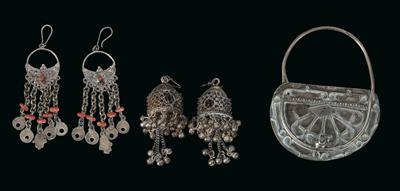 Mixed lot (5 pieces): silver ear jewellery from Tunisia and Central Asia: two pairs of ear pendants and an earring. - Tribal Art