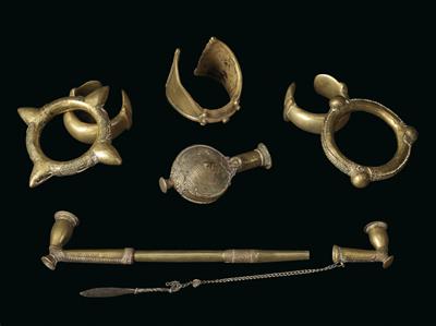 Mixed lot (8 items): eight metal objects from west Africa. The items belong to various tribes: ornaments, tobacco pipes, and a bottle. Made of yellow cast alloy (brass) using ‘waste mould’ casting. - Tribal Art
