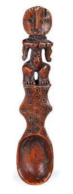 Lega (auch Warega oder Rega), DR Kongo: Ein Löffel aus Elfenbein, mit einer stehenden Figur auf dem Griff, aus einem Stück geschnitzt. - Tribal Art