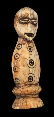 Lega (auch Warega oder Rega), DR Kongo: Eine Kopf-Figur aus Elfenbein, mit büstenartigem Körper, zwei Ringen unten, sowie mit Kreis-Punkt-Dekor. - Tribal Art