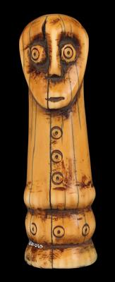 Lega (auch Warega oder Rega), DR Kongo: Eine schöne Kopf-Figur aus Elfenbein, mit zwei eingezogenen Ringen unten. - Tribal Art