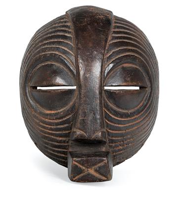 Luba, Dem. Rep. of Congo: a round ‘kifwebe mask’ of the Luba. - Tribal Art