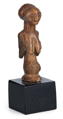 Luba-Hemba, DR Kongo: Eine kleine, weibliche Halb-Figur, aus Knochen geschnitzt. - Tribal Art