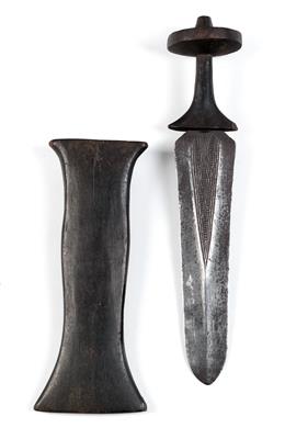 Mongo, Konda, Dem. Rep. of Congo: an old shortsword with an attractively decorated blade, wooden hilt and wooden sheath. - Mimoevropské a domorodé umění