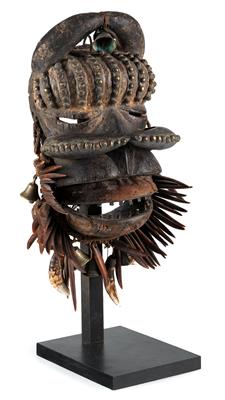 Niabwa (Bété), Ivory Coast: an expressive composite mask of human and animal forms. With hinged jaw and decorated with numerous pendants. - Tribal Art
