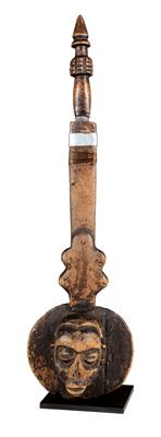 Pende, DR Kongo: Ein sehr altes Häuptlings-Schwert der Pende, mit einem großen Kopf-Relief auf der Scheide. Selten! - Tribal Art