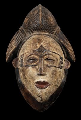 Punu, Gabun, DR Kongo: Eine schöne, alte Maske vom Typ der weißen  ‘Okuyi-Masken’. Von der Unter-Gruppe Punu-Tsengi (oder Punu-Tsangui), Grenzregion Gabun/West-Kongo. - Tribal Art