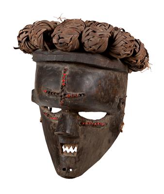 Salampasu (oder Basalampasu), DR Kongo: Eine typische Krieger-Maske der Salampasu, ‘Kasungu-Maske’ genannt. - Tribal Art