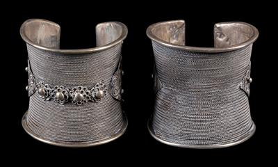Shan, Burma: Ein Paar alter, schöner Silber-Armreifen (2 Stücke), wie sie von den burmesischen Shan hergestellt und getragen werden. - Tribal Art