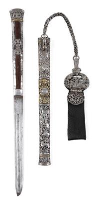 Tibet: Ein langes Messer mit Scheide und Anhänger. Alles höchst aufwändig mit Silber und Messing verziert. - Tribal Art