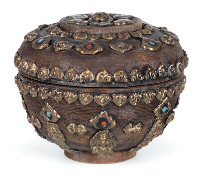 Tibet: Eine runde ‘Tsampa-Dose’ für Gersten-Brei, mit reichem Dekor aus getriebenem Messing-Bronze-Blech. - Tribal Art