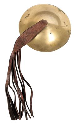 Tibet: a cymbal, used as a ritual musical instrument in Buddhist-Lamaistic cults in Tibet. Cast in brass, richly decorated in relief on the underside and with a clapper made of yak horn. - Mimoevropské a domorodé umění