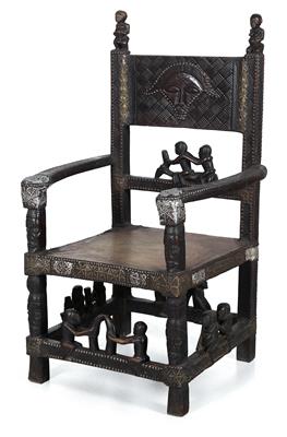 Chokwe, Angola, Democratic Republic of Congo, Zambia: an unusual pageant or chief’s chair. With rich relief and figural decoration, carved out from the same piece, as well as with metal ornamentation. - Mimoevropské a domorodé umění